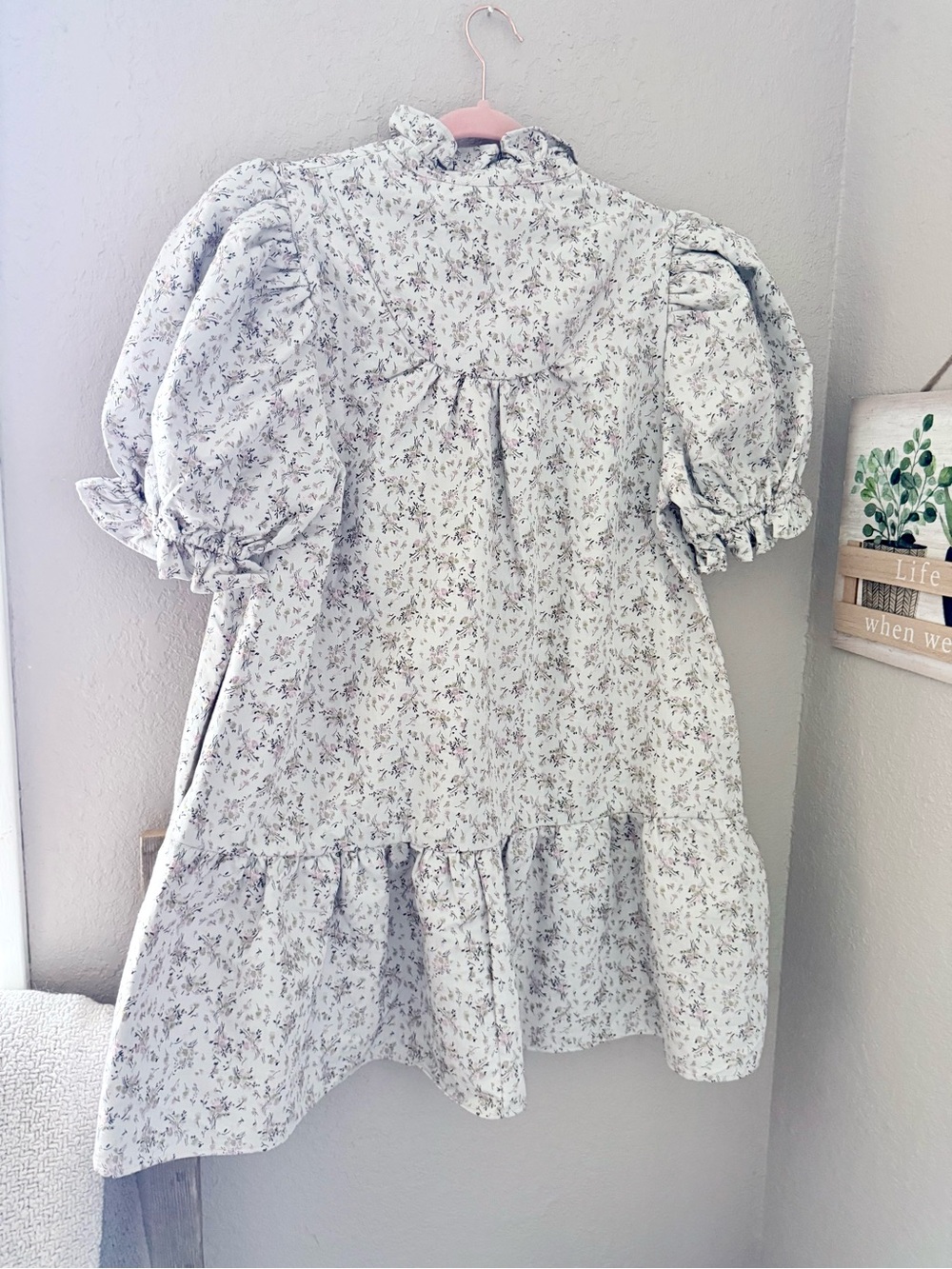 entro Soft Floral Ruffle Collar Dress in Light Gray and White - Picture 7 of 7
